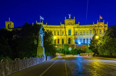 Geceleyin Maximilianeum - Münih, Bavyera Almanya 'da bayraklı Bavyera eyalet parlamentosu