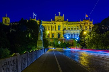 Geceleyin Maximilianeum - Münih, Bavyera Almanya 'da bayraklı Bavyera eyalet parlamentosu
