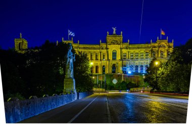 Geceleyin Maximilianeum - Münih, Bavyera Almanya 'da bayraklı Bavyera eyalet parlamentosu
