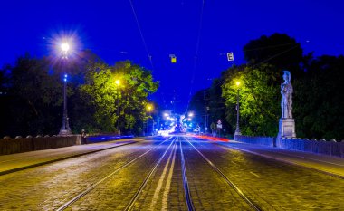 Bavyera 'nın başkenti Münih' teki aydınlanmış maksimilianstrasse gece görüşü maksimilianeum binasına öncülük ediyor..