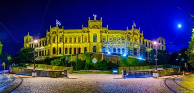 Geceleyin Maximilianeum - Münih, Bavyera Almanya 'da bayraklı Bavyera eyalet parlamentosu