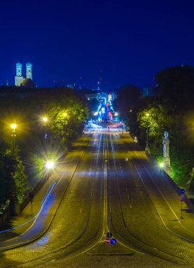 Bavyera 'nın başkenti Münih' teki aydınlanmış maksimilianstrasse gece görüşü maksimilianeum binasına öncülük ediyor..