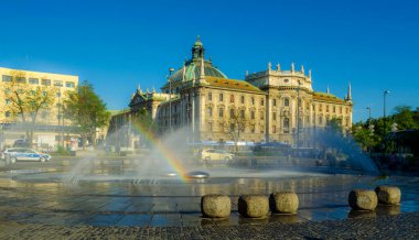 Alman şehri Münih 'teki Langericht Court' un muhteşem çeşmenin arkasına gizlenmiş görüntüsü..