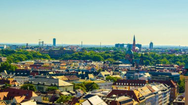 Alman şehri Münih 'in havadan görünüşü, Peterskirche' nin tepesinden alındı.