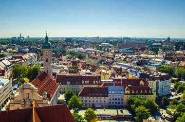 Alman şehri Münih 'in havadan görünüşü, Peterskirche' nin tepesinden alındı.
