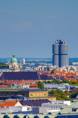 BMW 'nin merkezi Münih, Almanya' da. Münih 'in Olympiapark bölgesinde yer almaktadır. Bu dört silindir bina Karl Schwanzer tarafından tasarlandı.