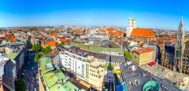 Marienplatz belediye binasındaki hava manzarası ve Frauenkirche Kilisesi - Münih - Almanya