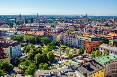 Viktualienmarkt günlük gıda pazarı ve Merkezi Münih, Almanya bir meydanda olduğunu. Gurmeler için popüler bir pazara bir özgün çiftçi pazarda geliştirilen Viktualienmarkt.