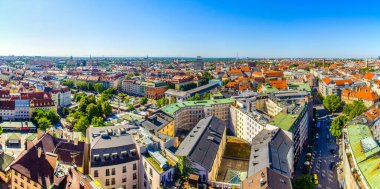 Alman şehri Münih 'in havadan görünüşü, Peterskirche' nin tepesinden alındı.