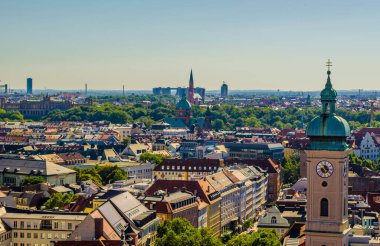 Alman şehri Münih 'in havadan görünüşü, Peterskirche' nin tepesinden alındı.