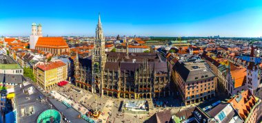 Marienplatz belediye binasındaki hava manzarası ve Frauenkirche Kilisesi - Münih - Almanya