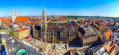 Marienplatz belediye binasındaki hava manzarası ve Frauenkirche Kilisesi - Münih - Almanya