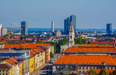 Alman şehri Münih 'in havadan görünüşü, Peterskirche' nin tepesinden alındı.