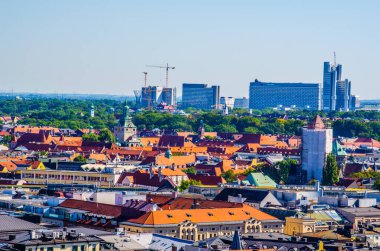 Alman şehri Münih 'in havadan görünüşü, Peterskirche' nin tepesinden alındı.