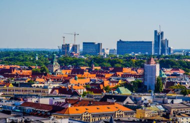 Alman şehri Münih 'in havadan görünüşü, Peterskirche' nin tepesinden alındı.