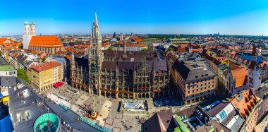 Marienplatz belediye binasındaki hava manzarası ve Frauenkirche Kilisesi - Münih - Almanya