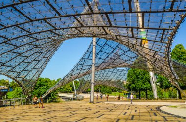 Olympiapark 'ın stadyumuna giriş. Münih 'teki Olimpiyat Parkı 1972 Yaz Olimpiyatları için inşa edildi..