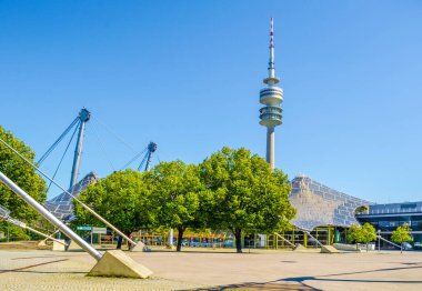 Olympiapark 'ın stadyumuna giriş. Münih 'teki Olimpiyat Parkı 1972 Yaz Olimpiyatları için inşa edildi..