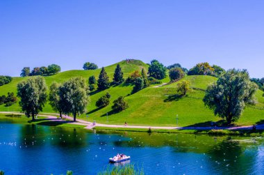 Alman Münih 'teki olimpiyat kompleksinin içindeki küçük çimenli tepenin manzarası