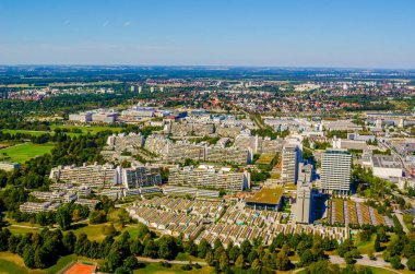 Münih 'teki Olimpiyat Köyü, Almanya. 1972 Yaz Olimpiyatları için inşa edildi ve maçlarda atletleri ağırlamak için kullanıldı. Şimdi bir öğrenci ve yerleşim bölgesi..