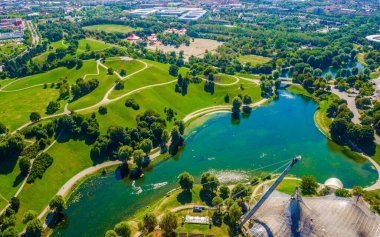 Alman kenti Münih 'teki Olimpiapark' ın içindeki yapay göletin havadan görünüşü..