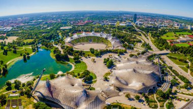 1972 'de olimpiyat oyunlarına ev sahipliği yapan Alman Münih Olimpiyatları' nın hava manzarası..