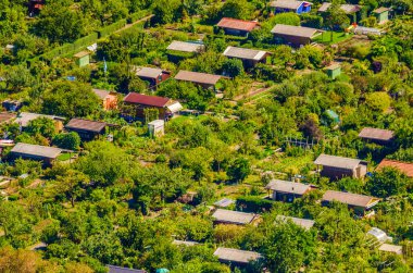 Alman kenti Münih 'teki bir bahçe yerleşiminin havadan görünüşü