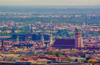 Olimpia Kulesi 'nin tepesinden Münih' in tarihi merkezinin havadan görünüşü 