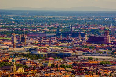 Olimpia Kulesi 'nin tepesinden Münih' in tarihi merkezinin havadan görünüşü 