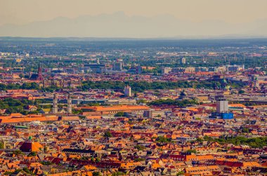 Olimpia Kulesi 'nin tepesinden Münih' in tarihi merkezinin havadan görünüşü 