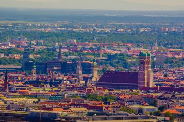 Olimpia Kulesi 'nin tepesinden Münih' in tarihi merkezinin havadan görünüşü 