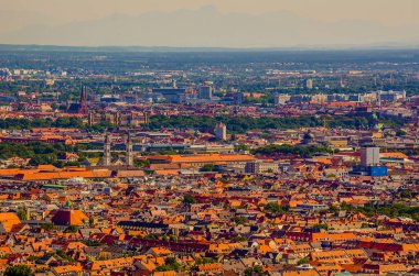 Olimpia Kulesi 'nin tepesinden Münih' in tarihi merkezinin havadan görünüşü 