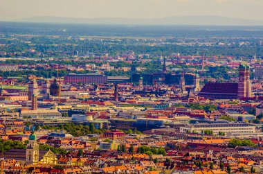 Olimpia Kulesi 'nin tepesinden Münih' in tarihi merkezinin havadan görünüşü 