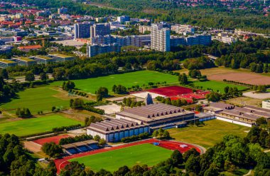 Münih 'teki Olimpiyat Köyü, Almanya. 1972 Yaz Olimpiyatları için inşa edildi ve maçlarda atletleri ağırlamak için kullanıldı. Şimdi bir öğrenci ve yerleşim bölgesi..