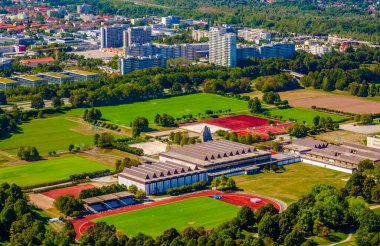 Münih 'teki Olimpiyat Köyü, Almanya. 1972 Yaz Olimpiyatları için inşa edildi ve maçlarda atletleri ağırlamak için kullanıldı. Şimdi bir öğrenci ve yerleşim bölgesi..