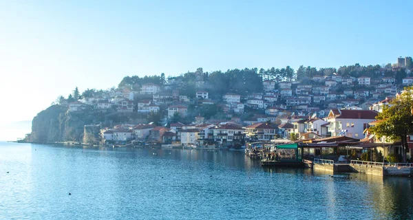 Unesco 'nun tarihi bölümü Ohrid Gölü' nün yanında yer alır ve tepede Çar Samuel Kalesi ile birlikte tüm tepeye yayılır..