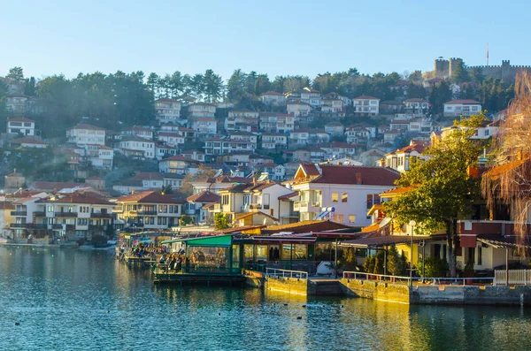 Unesco 'nun tarihi bölümü Ohrid Gölü' nün yanında yer alır ve tepede Çar Samuel Kalesi ile birlikte tüm tepeye yayılır..