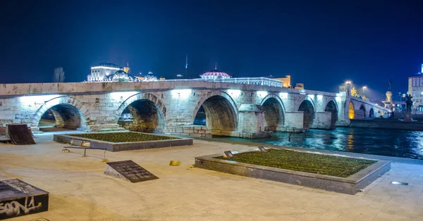 Üsküp, Makedonya, gece ünlü bir taş köprü görünümü