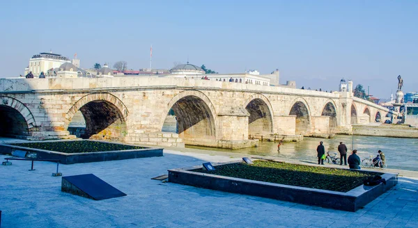Makedonya 'nın Üsküp kentinde ünlü bir Taş Köprü manzarası
