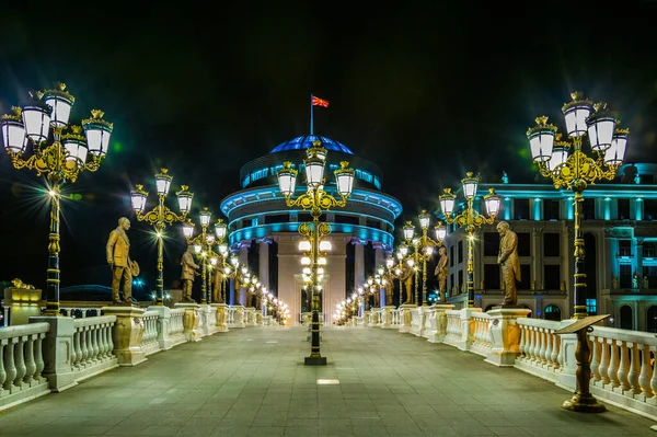 Skopje 'deki Dışişleri Bakanlığı ve Mali Polis Departmanı' na giden köprünün gece görüşü Macedonia ve Fyrom tarihi ile ilgili birçok heykelle süslenmiştir..