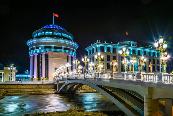 Skopje 'deki Dışişleri Bakanlığı ve Mali Polis Departmanı' na giden köprünün gece görüşü Macedonia ve Fyrom tarihi ile ilgili birçok heykelle süslenmiştir..