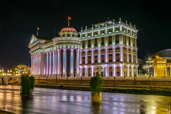 Makedonya Arkeoloji Müzesi 'nin gece görüşü, fyrom