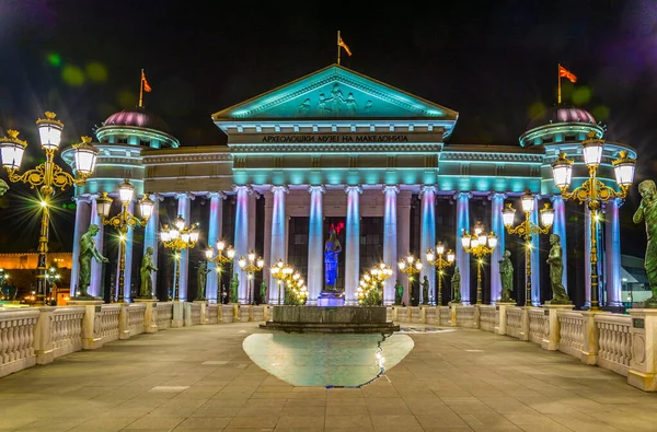 Makedonya Arkeoloji Müzesi 'nin gece görüşü, fyrom