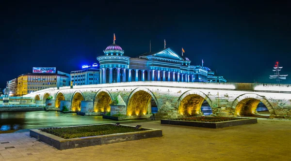 Macar başkenti Skopje 'deki taş köprü ve arkeoloji müzesinin gece görüşü.