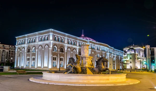 Skopje 'deki ulusal tiyatronun gece manzarası
