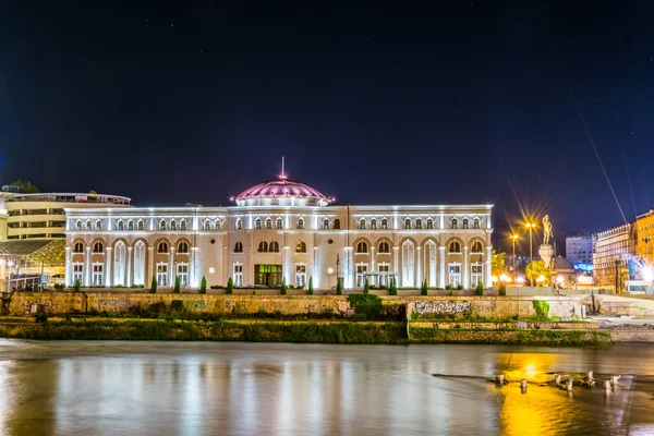 Skopje 'deki ulusal tiyatronun gece manzarası