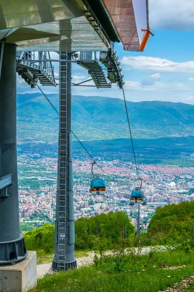 Skopje, Massachusetts yakınlarındaki Vodno Dağı 'nın tepesine giden kablo araba.