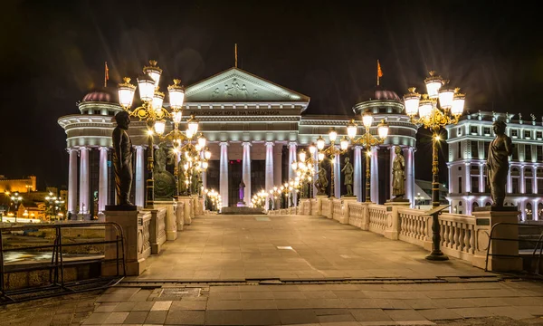 Makedonya Arkeoloji Müzesi 'nin gece görüşü, fyrom