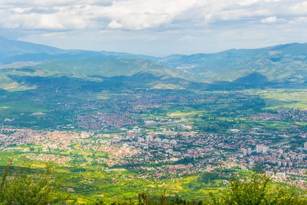 Skopje yakınlarındaki Vodno Dağı 'nın tepesinden Macedonia' daki dağlık bir manzaranın havadan görünüşü
