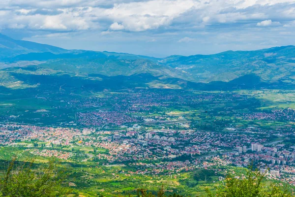 Skopje yakınlarındaki Vodno Dağı 'nın tepesinden Macedonia' daki dağlık bir manzaranın havadan görünüşü